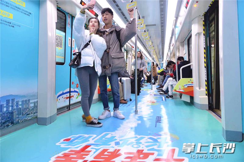 一對(duì)情侶在“開(kāi)往幸福的長(zhǎng)沙號(hào)”地鐵專列車廂自拍,。