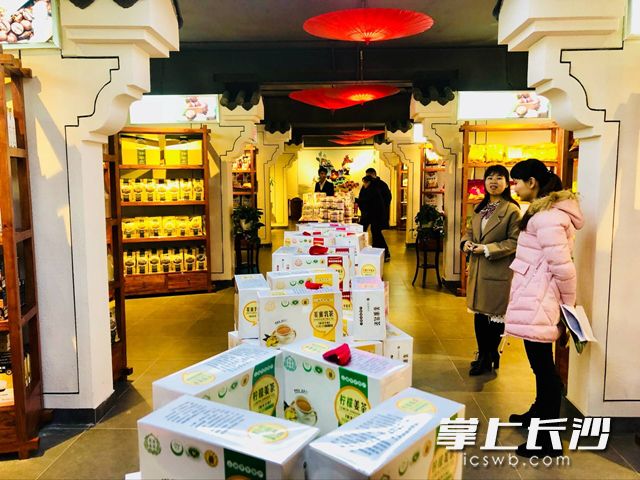 中部首個(gè)云南名優(yōu)特產(chǎn)品體驗(yàn)館內(nèi)，云花,、云咖、云茶,、云藥,、云果、云蔬六大類逾兩千種山珍名品琳瑯滿目,。照片均為長(zhǎng)沙晚報(bào)記者 李卓 攝