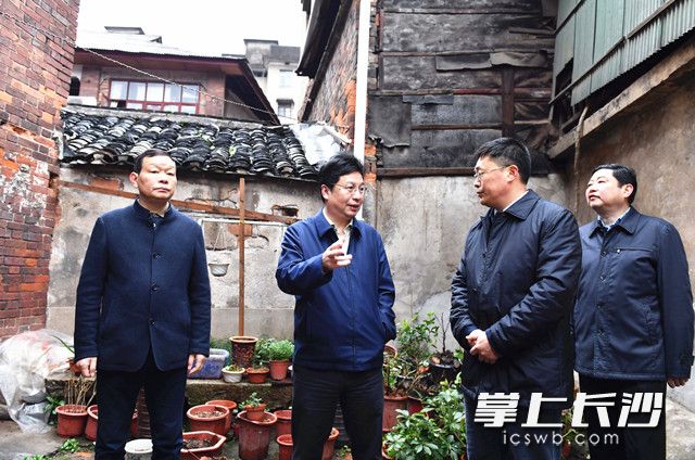 省委常委、市委書記胡衡華調研老城區(qū)有機更新工作,，現場了解西文廟坪棚改項目進展情況,。 長沙晚報記者 周柏平 攝