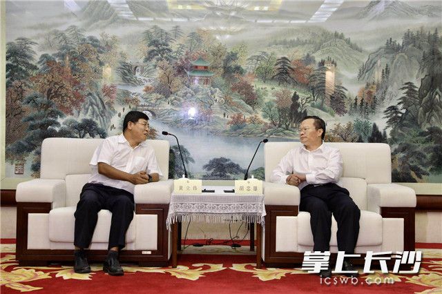 簽約儀式前,，市委副書記、市長,、湖南湘江新區(qū)黨工委書記胡忠雄會見了中國移動通信集團(tuán)湖南有限公司總經(jīng)理黃立偉。