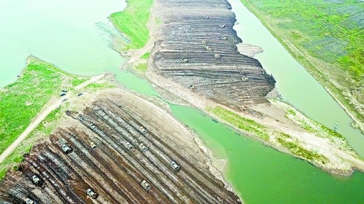 6月13日，沅江市漉湖蘆葦場下塞湖矮圍整治現(xiàn)場,，眾多施工機械分南堤,、北堤等4個戰(zhàn)場同步推進，拆除矮圍泥堤,。(資料照片)