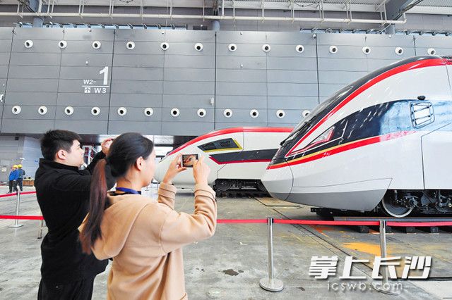 亮相軌博會的中國中車兩列新型雙層動車組列車,。長沙晚報記者 王志偉 攝