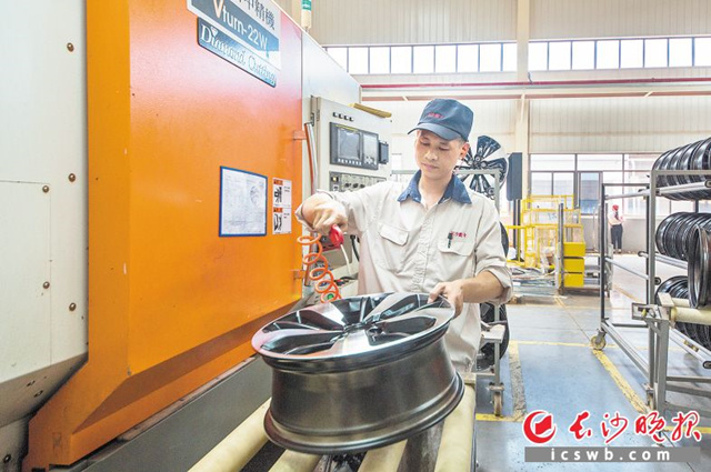 長(zhǎng)沙戴卡自動(dòng)化輪轂生產(chǎn)車(chē)間內(nèi)一角,。望城經(jīng)開(kāi)區(qū)供圖