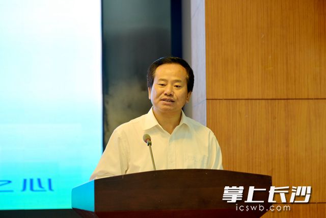 高新區(qū)黨工委書記周慶年表示，將一如既往支持項目落地和企業(yè)發(fā)展,。周秋燕 攝