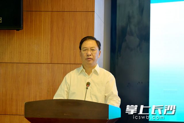 高新區(qū)管委會主任譚勇主持本次活動,。周秋燕 攝