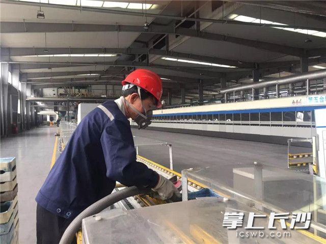 杉杉能源一線員工正在清理燒缽,。長沙晚報記者 張禹 通訊員 李琦 攝