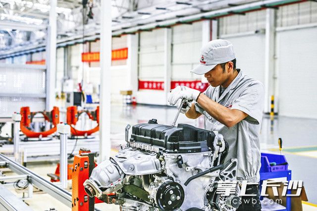 在新建成的廣汽三菱發(fā)動機(jī)工廠內(nèi),，工作人員忙著在對機(jī)械設(shè)備做最后調(diào)試,。預(yù)計(jì)年內(nèi)，湖南首款自產(chǎn)汽車發(fā)動機(jī)將在這里量產(chǎn),。  長沙晚報(bào)記者 王志偉 通訊員 鄭駿 攝影報(bào)道