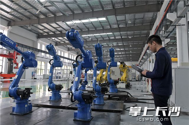 目前,，機(jī)器人滾邊壓合工作站,、基于三維視覺的智能涂膠工作站已經(jīng)成為中南智能領(lǐng)先于全國的優(yōu)勢產(chǎn)品之一。長沙晚報(bào)記者 王志偉 攝