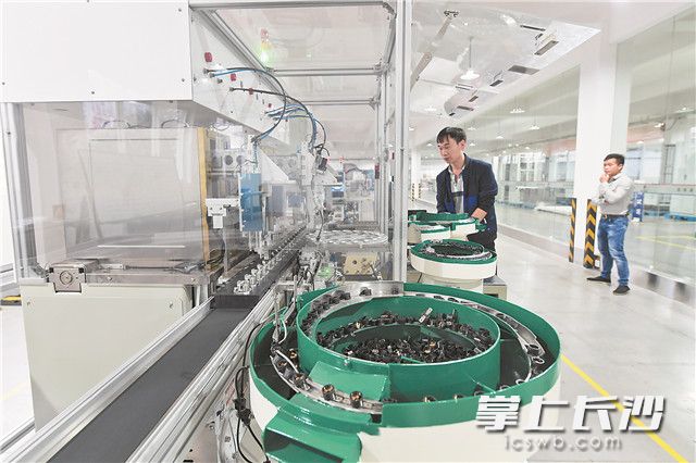 在130 毫米范圍內(nèi),，先步機(jī)器人可以完成絕大部分中小型產(chǎn)品的裝配工作,。長沙晚報(bào)記者 王志偉 攝