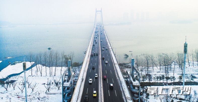 昨日清晨,，長(zhǎng)沙城區(qū)主干道上的冰雪已基本清理干凈。圖為車行暢通的三汊磯大橋,。長(zhǎng)沙晚報(bào)記者 鄒麟 攝