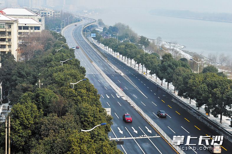 昨日上午，瀟湘中路路面潔凈,，車輛暢通無阻,。 長沙晚報記者 王志偉 攝