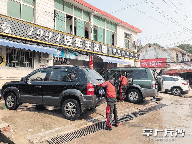 在開福區(qū)的這家汽車生活館，雪后洗車扎堆,，但價(jià)格未漲，工作人員從早8點(diǎn)到晚8點(diǎn)洗車洗不停,。長沙晚報(bào)記者劉瓊萍攝