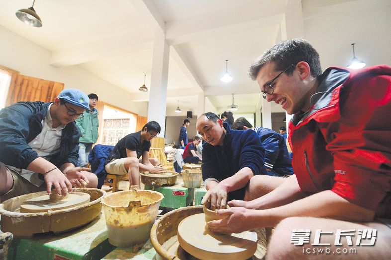 銅官古街陶瓷體驗坊里，眾多外國友人動手體驗陶瓷的魅力,。