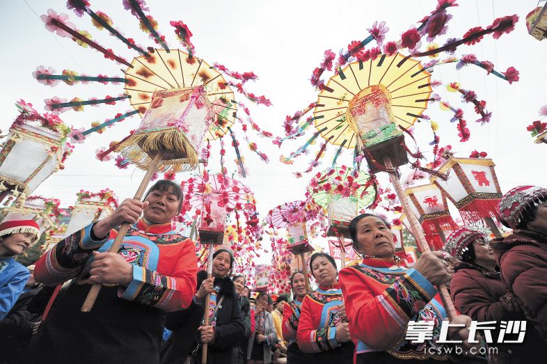 在張家界市城區(qū)，精彩的傘燈表演吸引不少市民,、游客觀看,。 張家界日報(bào)通訊員 邵穎 攝