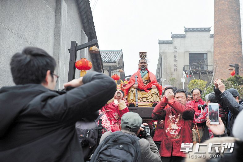 正月初五，一場原汁原味的“祭窯神”在銅官古鎮(zhèn)上演,。長沙晚報(bào)記者王志偉 攝