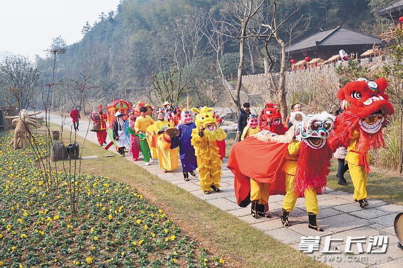 桃花源景區(qū)開展了豐富多彩的“桃花源里過大年”活動(dòng),，年味十足。常德日報(bào)通訊員 肖人夫 攝