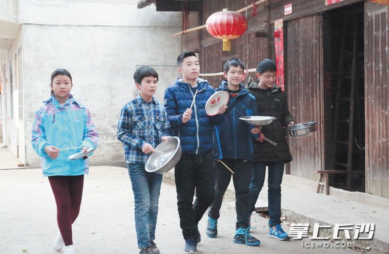 永州市零陵區(qū)農(nóng)村,，每年元宵節(jié)人們敲鍋蓋,、打臉盆“送老鼠”。永州日報(bào)通訊員 陳斌 攝