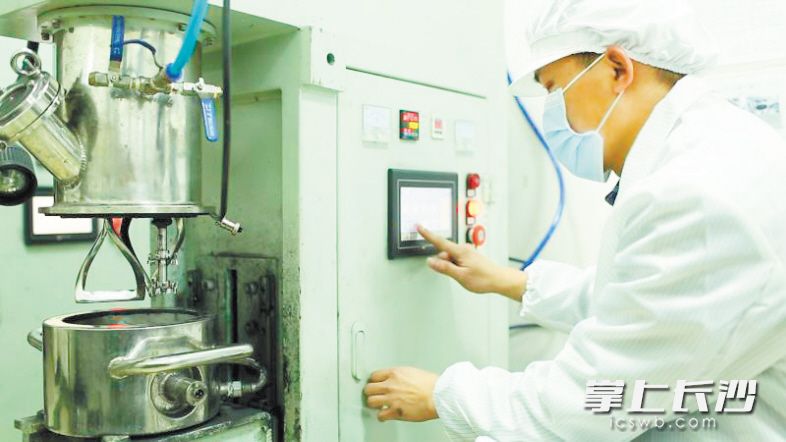 杉杉能源電池測試員正在操作配料工序的攪拌機?！　￠L沙晚報記者 張禹 通訊員 李琦 攝影報道