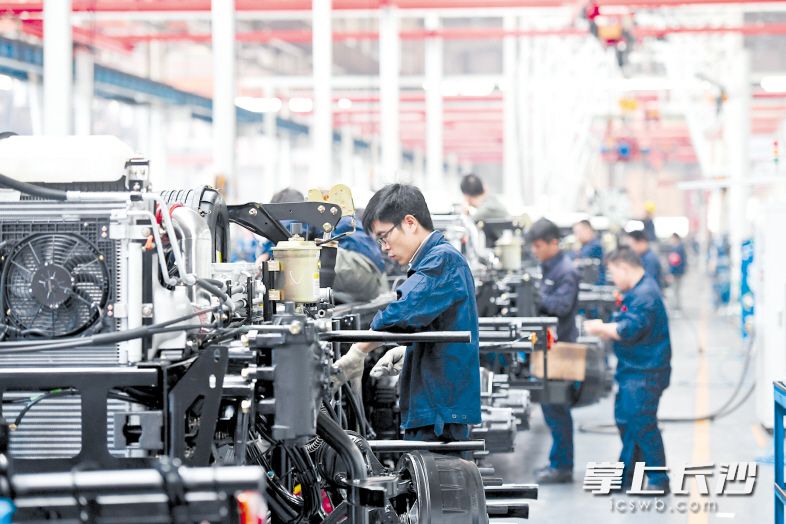 昨日上午,，三一重卡生產(chǎn)車(chē)間內(nèi)，工人們?cè)诰o張忙碌,。 長(zhǎng)沙晚報(bào)記者 王志偉 攝