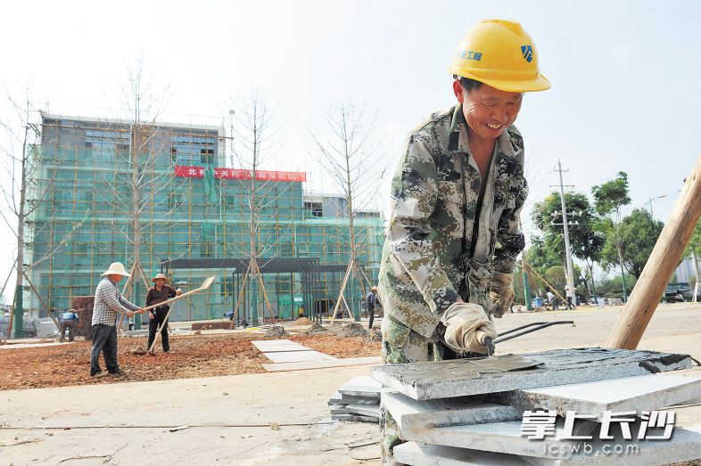 采用中民筑友裝配式建筑EMPC模式建設(shè)的馬欄山視頻文創(chuàng)產(chǎn)業(yè)孵化園項(xiàng)目,，工地現(xiàn)場(chǎng)清清爽爽,，甚至看不到建筑垃圾,?！　￠L(zhǎng)沙晚報(bào)記者 小劉軍 攝