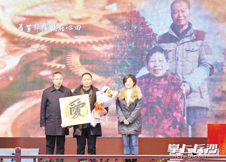 省委宣傳部副部長,、省文明辦主任劉進(jìn)能（左一）,、市委宣傳部副部長、市文明辦主任郭潤葵（右一）為感動(dòng)中國2017年度人物,、中國好人謝海華贈(zèng)送書法作品,。