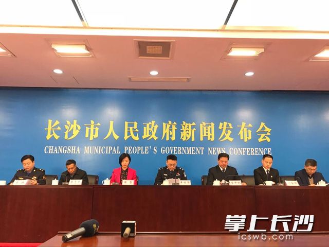 今日,，長(zhǎng)沙市人民政府召開“禁限放”工作新聞發(fā)布會(huì)。 長(zhǎng)沙晚報(bào)全媒體記者 聶映榮 攝