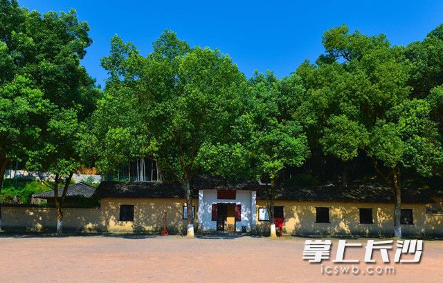 長沙縣開慧鎮(zhèn)板倉,，這一處土墻黑瓦的民舍，見證了毛澤東與楊昌濟的師生之情,、與楊開慧的夫妻之愛,，如今已經成為一個著名的旅游景點。長沙晚報全媒體記者 姜國  攝