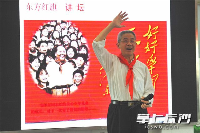 吳傳桂老人給孩子們講故事,。圖片均由全媒體記者 小劉軍 攝