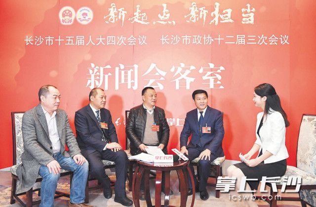 昨日,，市人大代表,、湖南天福景觀建設(shè)有限公司總工程師龍鳳舞，市政協(xié)委員,、湖南汗青律師事務(wù)所首席合伙人肖超元,，市發(fā)改委黨委書記、主任夏文斌,，市工商行政管理局行政審批和政務(wù)服務(wù)處處長(zhǎng)雷滿飛四位嘉賓（從右二至左一）走進(jìn)長(zhǎng)沙晚報(bào)“兩會(huì)新聞會(huì)客室”,，就“優(yōu)化營(yíng)商環(huán)境”這一主題暢所欲言。 長(zhǎng)沙晚報(bào)全媒體記者 周柏平 攝