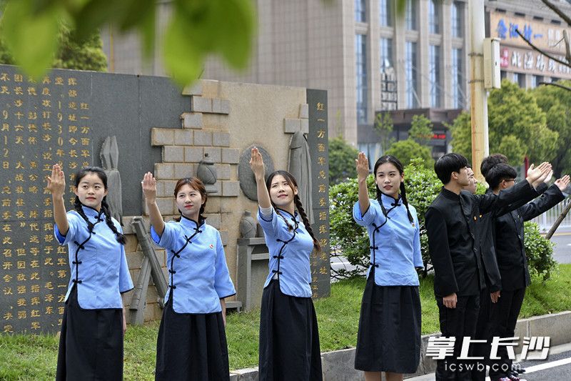 位于雨花區(qū)同升街道的紅一方面軍總前委指揮部遺址標(biāo)志碑前，學(xué)生們?cè)诶收b《蝶戀花?從汀州向長(zhǎng)沙》,。  長(zhǎng)沙晚報(bào)全媒體記者 王志偉 攝