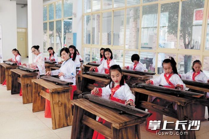 長沙市實驗小學(xué)梅溪湖學(xué)校開設(shè)了古琴、湘繡,、陶藝等多種多樣的非遺課程,。資料圖片