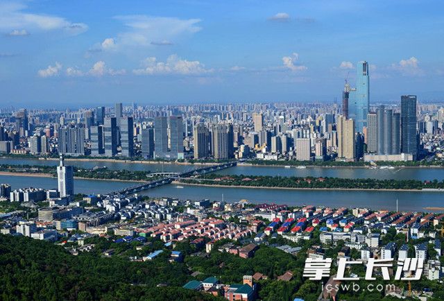 2017年，經(jīng)過全市人民的共同努力,，長沙在第五屆全國文明城市復(fù)查測評中取得優(yōu)異成績,，繼續(xù)蟬聯(lián)全國文明城市榮譽稱號。長沙晚報記者 鄒麟 攝