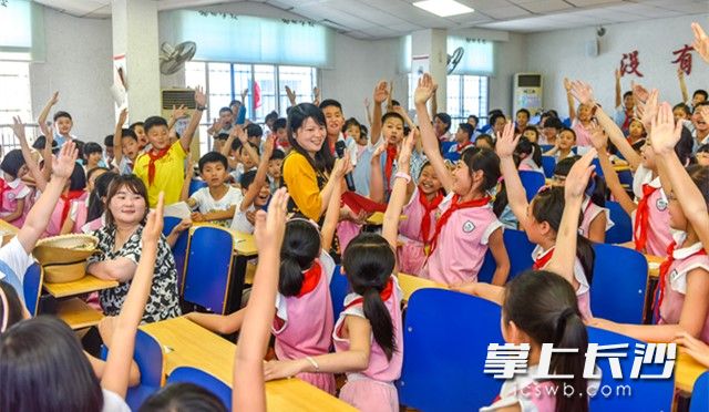 孩子們踴躍參與地方志法規(guī)暨區(qū)情,、校情、等方志文化搶答