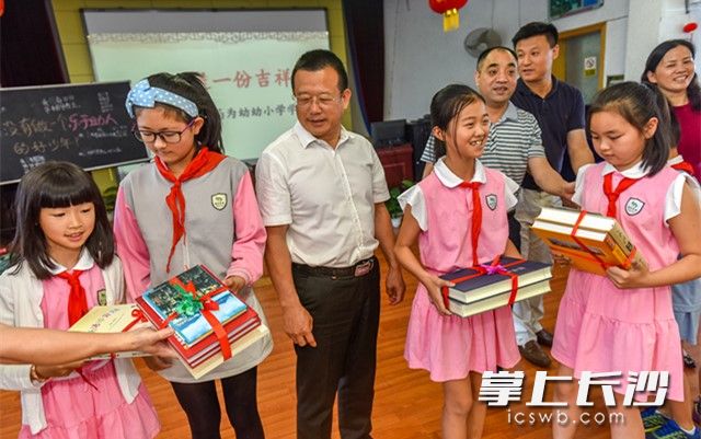 天心區(qū)史志檔案局給孩子們帶來了《名人與天心》,、《長沙史話》等書籍，免費發(fā)放給青少年
