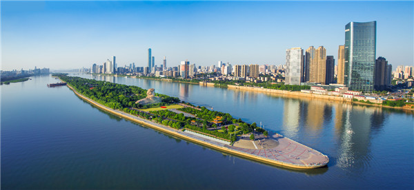 　　記者的航拍鏡頭里,，綠意環(huán)繞的橘子洲公園，猶如一個(gè)城市“客廳”,，與兩岸鱗次櫛比的現(xiàn)代建筑交相輝映