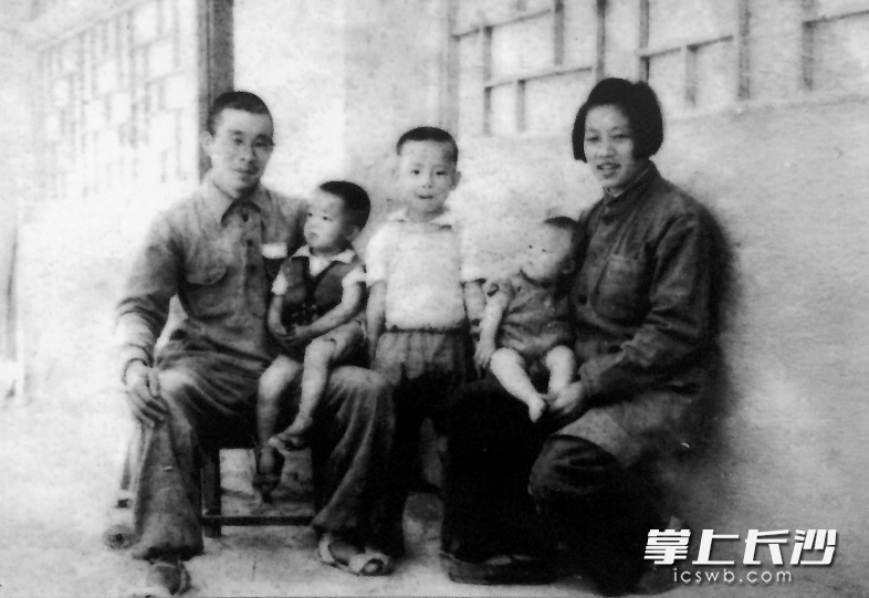 　　↑1944年7月，中共中央決定以第359旅組織南下支隊(duì),。父親胡仁出發(fā)前與母親張誠(chéng)和我們?nèi)值茉谘影哺G洞前合影,，父親抱著我。李延供照