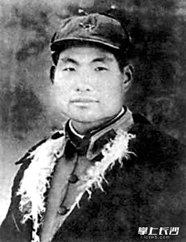 　　1935年10月，紅軍長征勝利到達(dá)陜北,。此時長沙人蕭勁光腳穿草鞋,，身著夾衣,。在吳起鎮(zhèn),，他自己動手用一塊棕色羊毛氈布縫制成一件氈衣,，彭德懷見了笑他：“漢人不像漢人，蠻子不像蠻子”,。