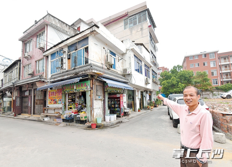 　　清水塘路福康里住了40多年的老居民賴建翔介紹,，原瓦屋街就在這邊,。徐暉銘 攝