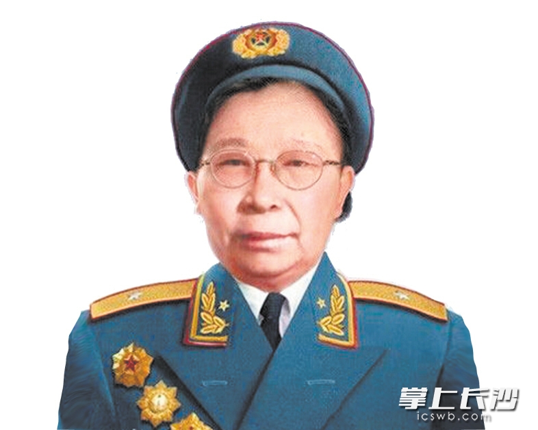 　　1955年,，李貞被授予少將軍銜,，是從長(zhǎng)征中走來(lái)的第一位女將軍。