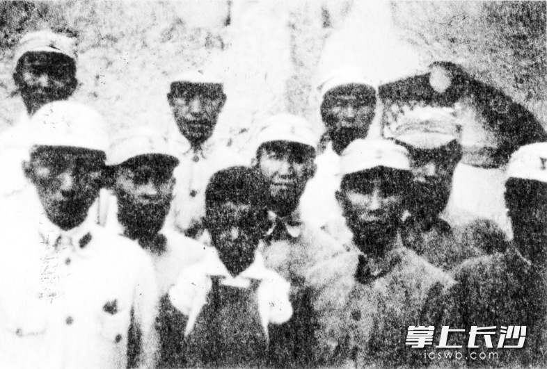 　　1945年,，我的舅父章亮基和一起參加過(guò)長(zhǎng)征的戰(zhàn)友在甘肅東華池合影留念,，左一為章亮基。毛步高 供圖