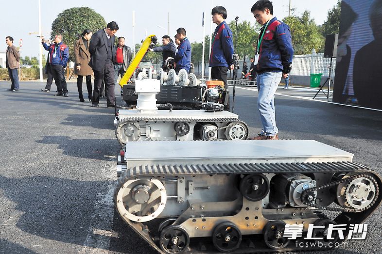 　　↓今年以來,，藍思科技集團成立藍思智能機器人（長沙）有限公司，專注研發(fā)具有高附加值的工業(yè)機器人和智能裝備,。