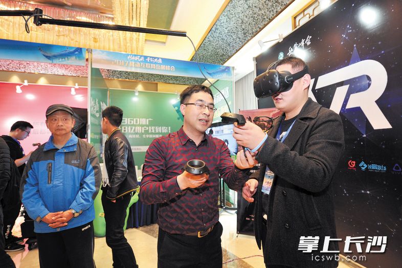 　會場外，各企業(yè)展臺處人氣爆棚,。