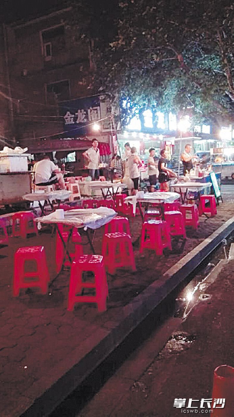 整治后的望月湖街道月宮街夜市道路兩邊干凈整潔,。