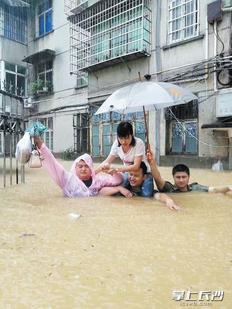 7月1日,，李厚福（中）與同事將被困女子背到安全地帶,。受訪者供圖