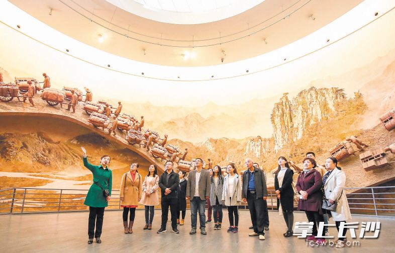 10月24日,，山東省臨沂市沂蒙革命紀(jì)念館講解員向參觀者講述沂蒙革命歷史。各地干部群眾表示,，將認真學(xué)習(xí)貫徹落實十九大精神，銳意進取,，埋頭苦干,，奮力譜寫社會主義現(xiàn)代化新征程的壯麗篇章！　　新華社發(fā)