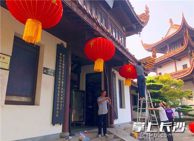天心閣景區(qū)內(nèi)，工作人員正在懸掛大紅燈籠,，營造節(jié)日氛圍,。