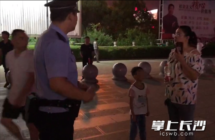 民警將孩子找到后,，送回其母親身邊。