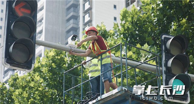 城市開放道路正在安裝路側(cè)設(shè)備,。