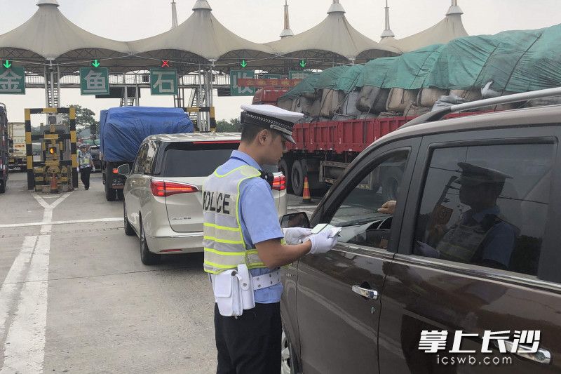 高速交警對過往車輛逐一開展例行檢查,。均為湖南交警供圖