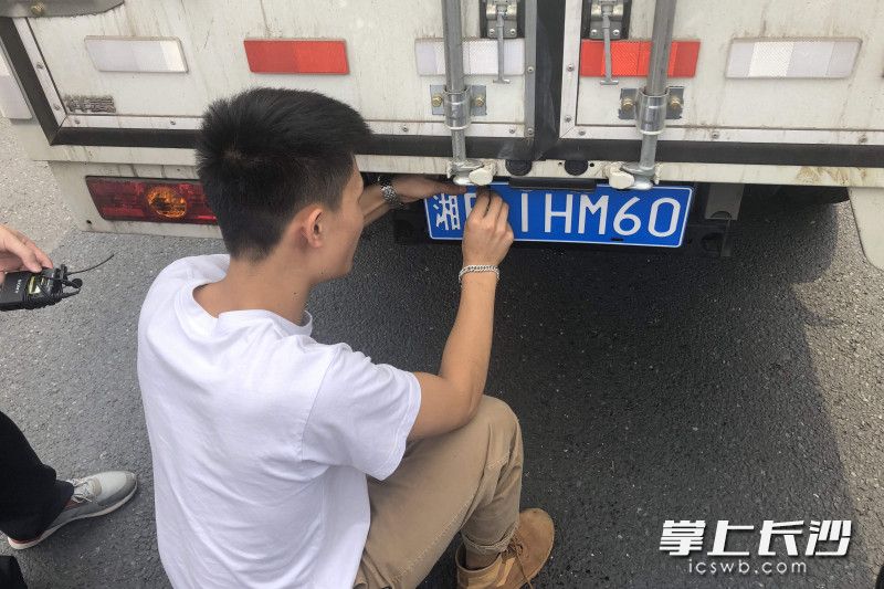 小貨車駕駛人因未按規(guī)定懸掛機動車號牌被查處,。